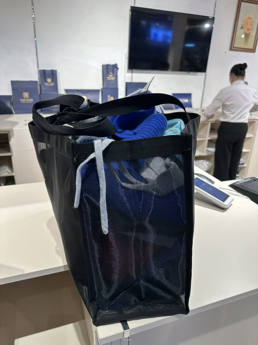 Эвсэг кашмир хямдарч мөнгөө дуусгав.