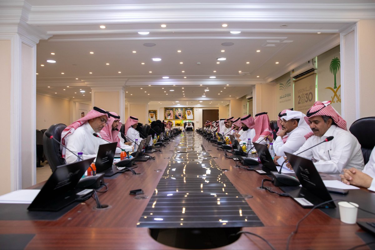 بحضور المدير العام لـ #تعليم_نجران، أقيم لقاء "مراجعة أداء الربع الثالث لعام 2025"، الذي يهدف إلى تحسين جودة الأداء المؤسسي، ورفع كفاءة وفعالية خطط التحسين، وتطوير الخدمات في المنظومة التعليمية.