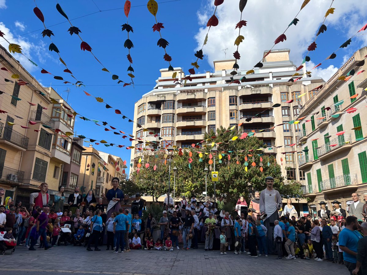 SocialistesInca's tweet photo. Avui també hem gaudit de la 24ena Trobada de Gegants, amb el cercavila i la ballada a la plaça d'Espanya! https://t.co/RuMW8tEM8K