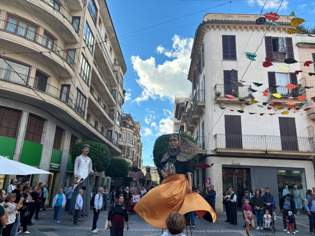 Avui també hem gaudit de la 24ena Trobada de Gegants, amb el cercavila i la ballada a la plaça d'Espanya!