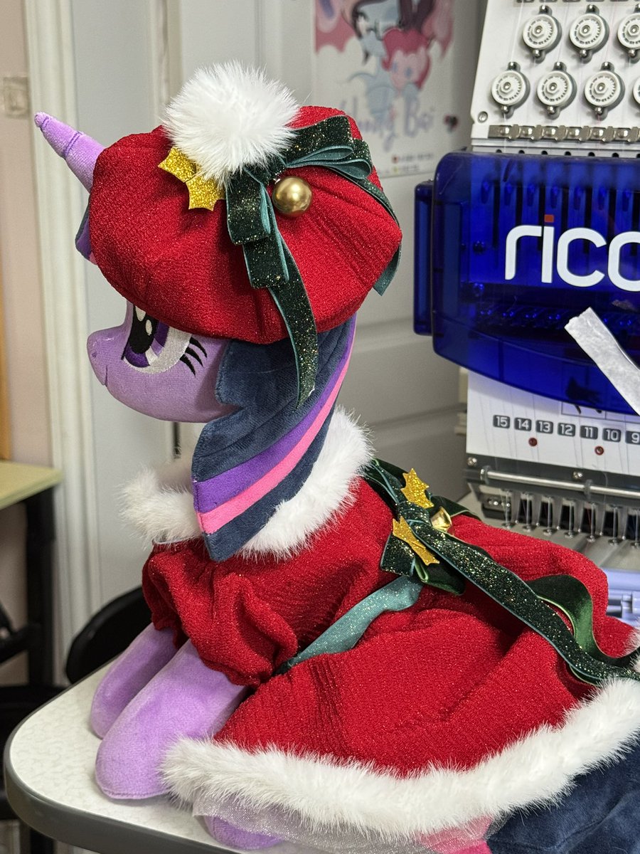 Put on your new Christmas clothes ahead of time.
#mlp
#MLPg4