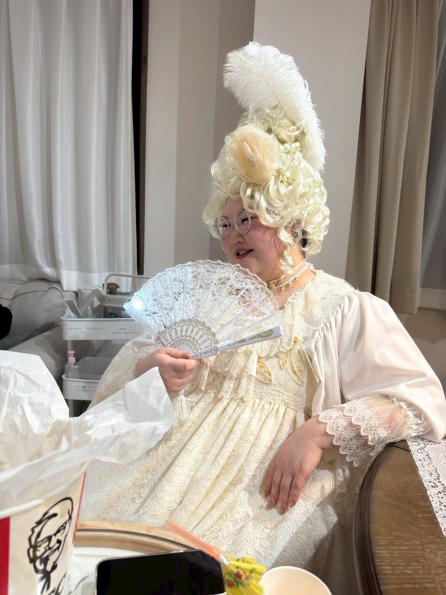 大遅刻ハロウィン2025
今年のテーマは｢平成とロココ｣だったのですが、ロココ全振りで参戦しました⚜️

3枚目はケンタのバーレルが映り込んでるせいで、気楽すぎるお茶会みたいになっちゃった写真です🍗