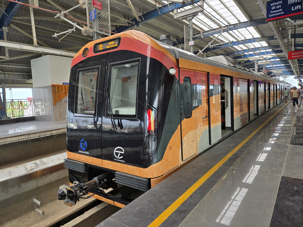 According to metro officials, the daily ridership has dropped to around 1,500 passengers, generating just ₹42,000–₹45,000 in revenue per day. 🚇📉
In the beginning, there was huge excitement among people to see and experience the Patna Metro.