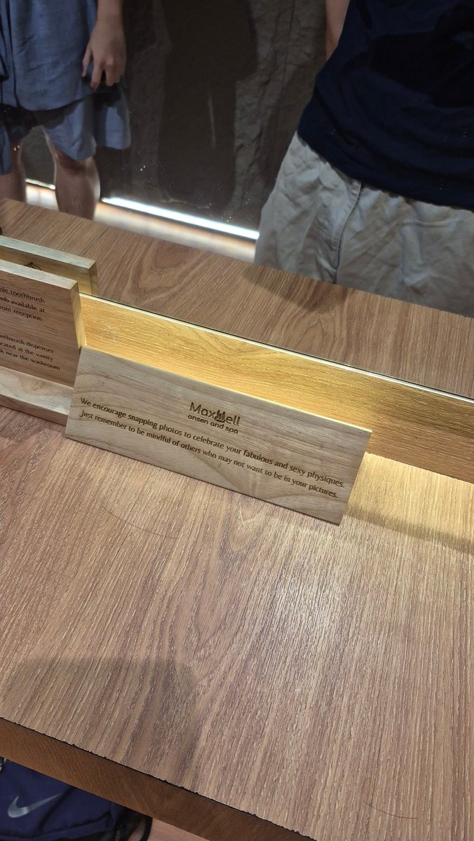 มีแต่คนงานดี ขนมปังจีนล้านก้อน งานพรีเมี่ยม ชอบสัดคือบ่อน้ำเย็น ลงไปนั่งบนตักพี่กล้ามปูคนนึงแล้วควยเขาแข็งสู้ เลยโยกๆบดๆ เล่น พี่เขาจะขอเยตรงนั้นเลย พักก่อนพี่จ๋า ผมเลยไปเดินเล่นชั้นบน จู่ๆ ก็มีพี่ขาวตี๋คนนึงมาลางเขาห้องเฉย ผมเลยตอกเสาให้เขาไปครึ่ง ชม จบที่พี่เขาขอคอนแท้กก่อนกลับ