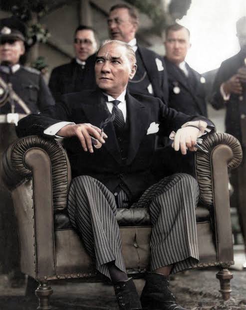 tivittermi's tweet photo. "Ölürse ten ölür, canlar ölesi değil." demiş Yunus Emre.
Tarihlere sığmaz, Türk'ün ölümsüz başbuğu Atatürk, bir gün değil, her gün yüreğimdesin, Türk'ün sana olan sevgisi ve özlemi sözcüklerle anlatılamaz.
#turk #ataturk #10kasim #onkasim #nemutluturkumdiyene https://t.co/dq9Le8AWD8