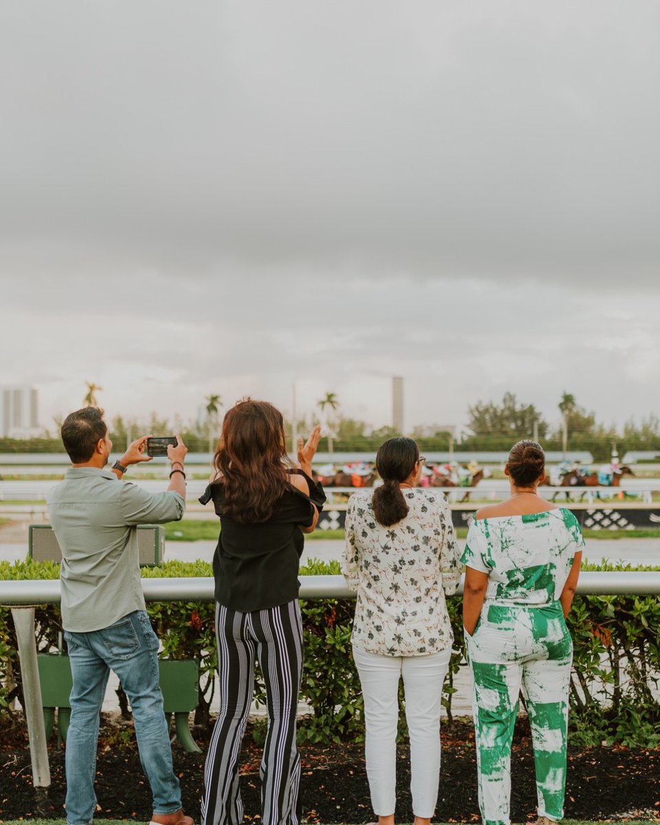 CarouselClb's tweet image. Feel the breeze, place your bets, and toast to a day that just keeps getting better 🐎🥂