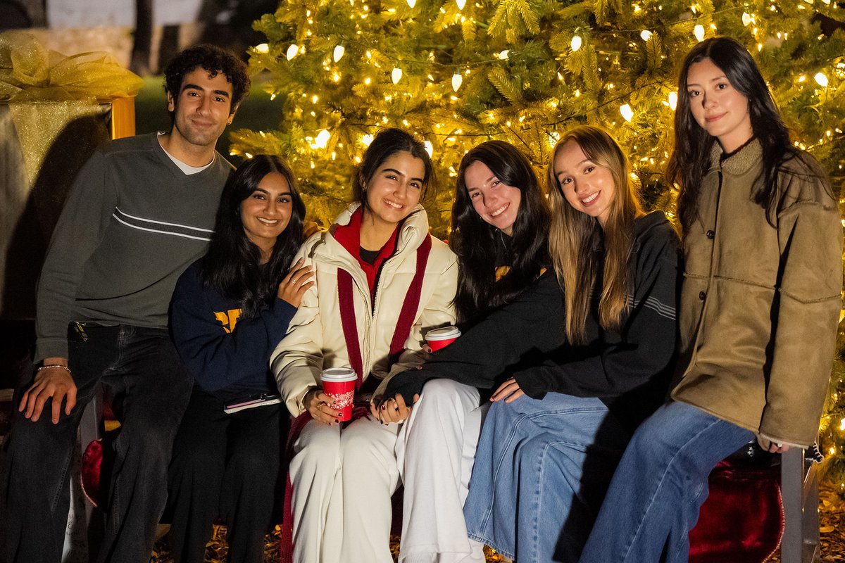 Trinity_U's tweet image. ’Tis the season to mark your calendars for Trinity’s holiday events! Join us for our annual Christmas Concert on Dec. 5, and Vespers and Christmas on Oakmont on Dec. 7. ✨❄️ Learn more: trinity.pulse.ly/lvoewl1fb6