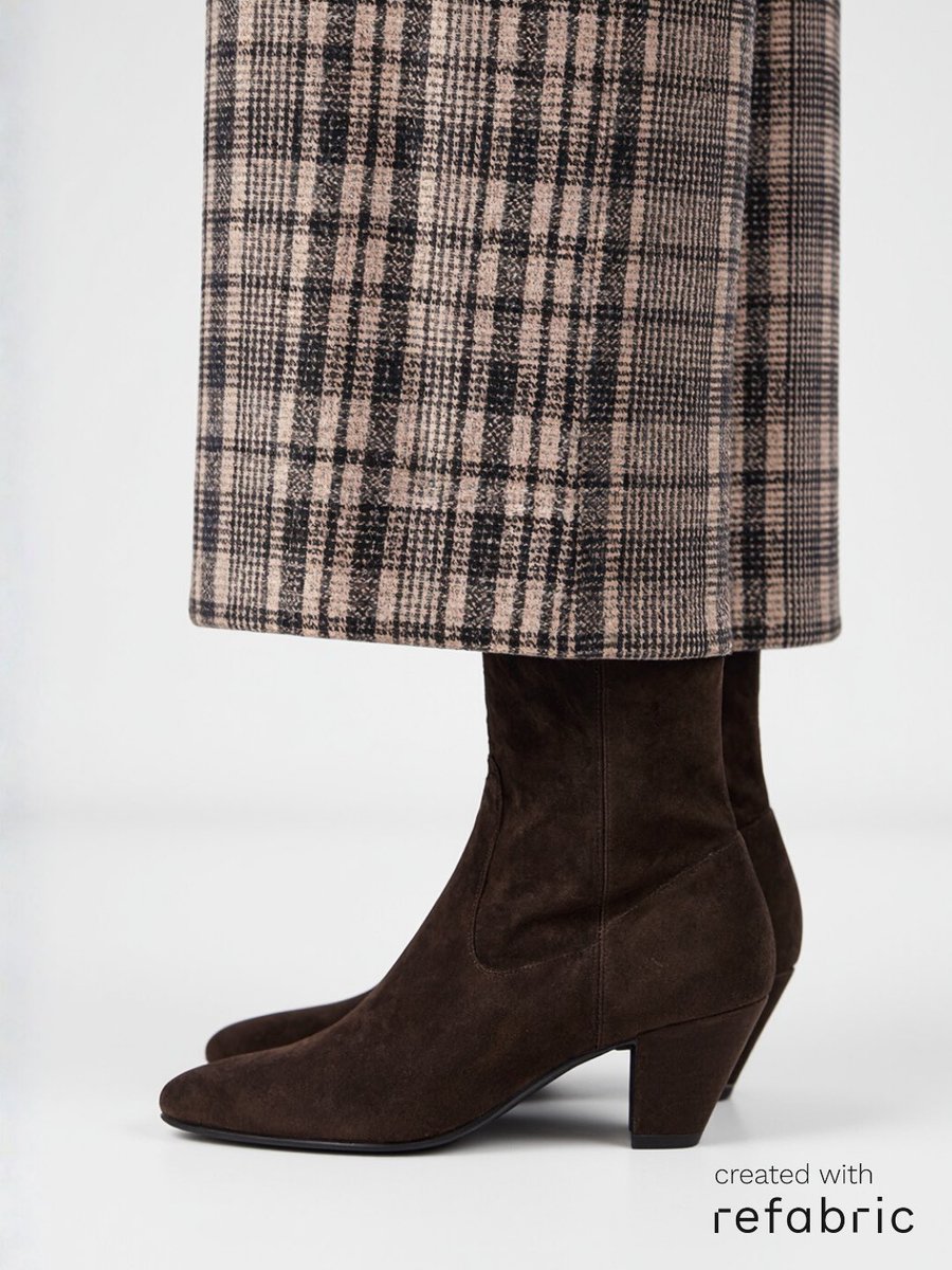 RefabricAI's tweet image. Matte, muted, and masterfully cut, suede takes center stage this season in quiet browns and soft olives. Each silhouette carries the balance of softness and structure 🤎

#refabric #refabricai #fashionai #aidesign