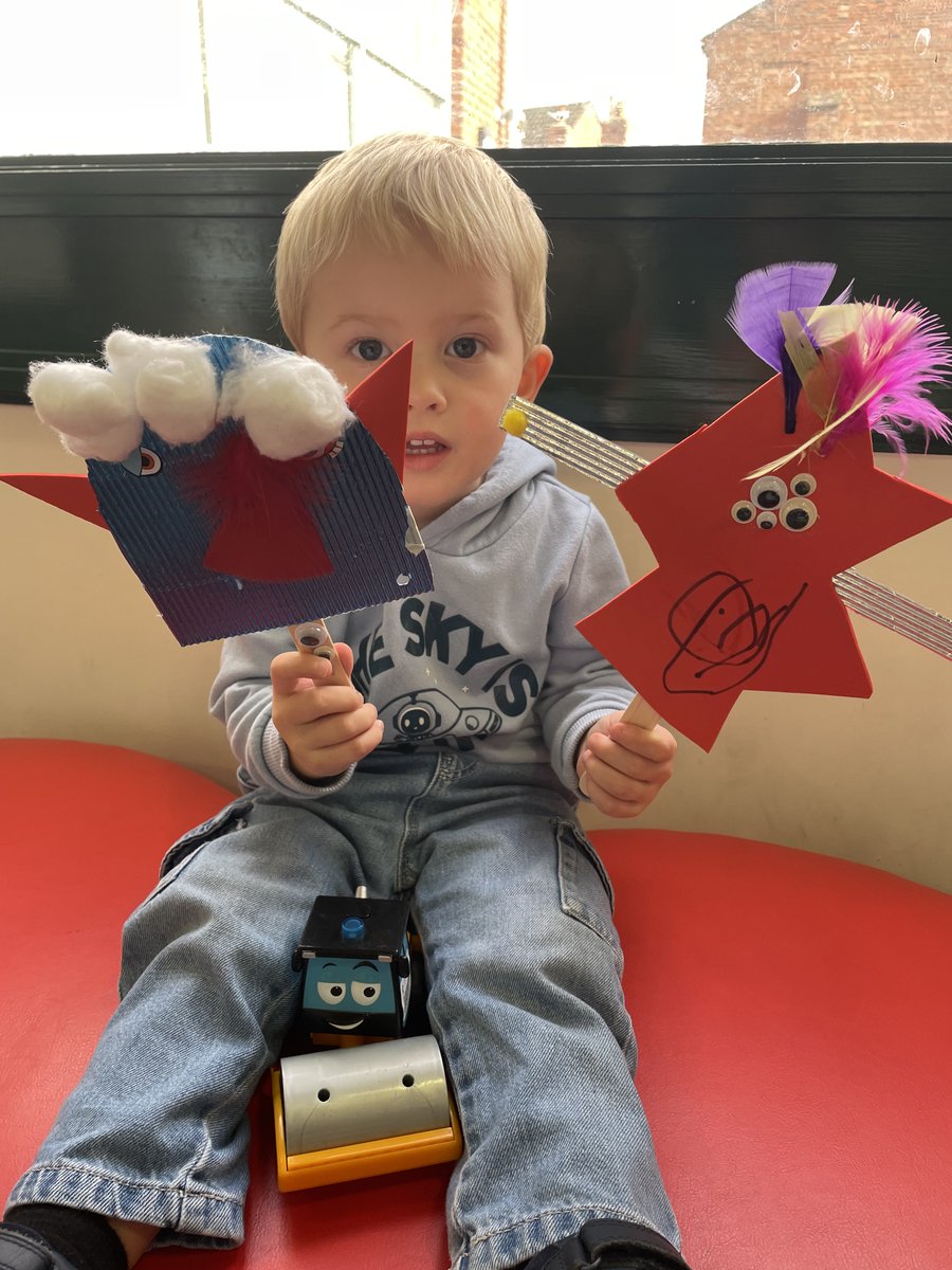 lincslibraries's tweet image. This is Oscar demonstrating his roarsome creations that he made at #HorncastleLibrary&apos;s Junk Modelling session during #GreenLibrariesWeek.

We think that they&apos;re monster good!