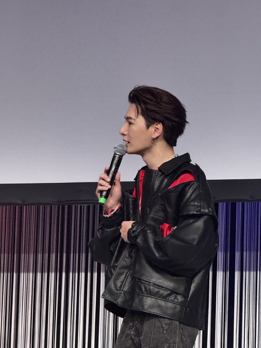 GlueSub's tweet photo. 🐢
#KS1stFMBerlin 
#KristSingto 
#คริสสิงโต #ทีมพีรญา https://t.co/TzMnpYIVBK