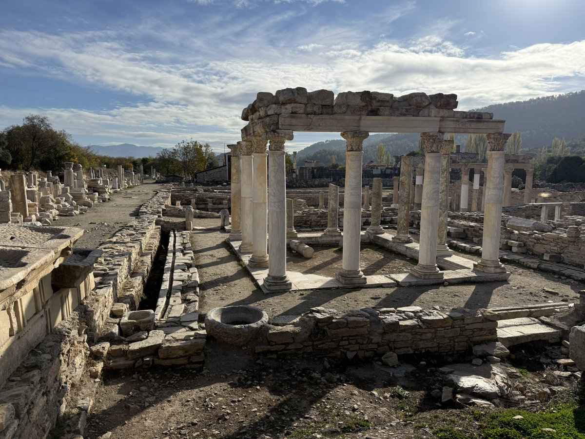 Stratonikeia Köy Meydanı’nda 19. Yüzyıl ve günümüz. 
#geleceğemiras projesi çalışmaları devam ediyor. 
Kültür ve Turizm Bakanımız Sayın <a href="/MehmetNuriErsoy/">Mehmet Nuri Ersoy</a> ve tüm emeği geçenlere teşekkürler. 

<a href="/TCKulturTurizm/">T.C. Kültür ve Turizm Bakanlığı</a> <a href="/birolincecikoz/">Birol İnceciköz🇹🇷</a> <a href="/kvmgm/">Kültür Varlıkları ve Müzeler Genel Müdürlüğü</a> <a href="/tcmuglavaliligi/">Muğla Valiliği</a> <a href="/idrisakbiyik/">Dr. İdris AKBIYIK</a> <a href="/_Stratonikeia_/">Stratonikeia ve Lagina Kazısı</a>