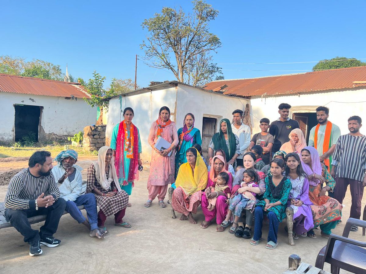 pankajbadgotra's tweet image. आज सुश्री @ShagunParihar_  जी विधायक किश्तवाड़ व  अन्य कार्यकर्ताओं के साथ नगरोटा विधानसभा क्षेत्र के अंतर्गत ब्लॉक डंसाल की पंचायत नागोला में जन संपर्क अभियान चलाया।
@devyanidsrana

#electionmode #compaignmode