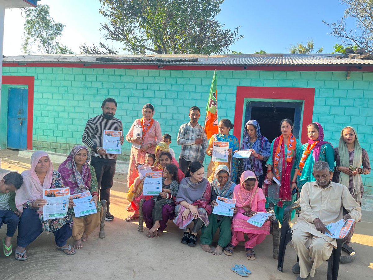 pankajbadgotra's tweet image. आज सुश्री @ShagunParihar_  जी विधायक किश्तवाड़ व  अन्य कार्यकर्ताओं के साथ नगरोटा विधानसभा क्षेत्र के अंतर्गत ब्लॉक डंसाल की पंचायत नागोला में जन संपर्क अभियान चलाया।
@devyanidsrana

#electionmode #compaignmode