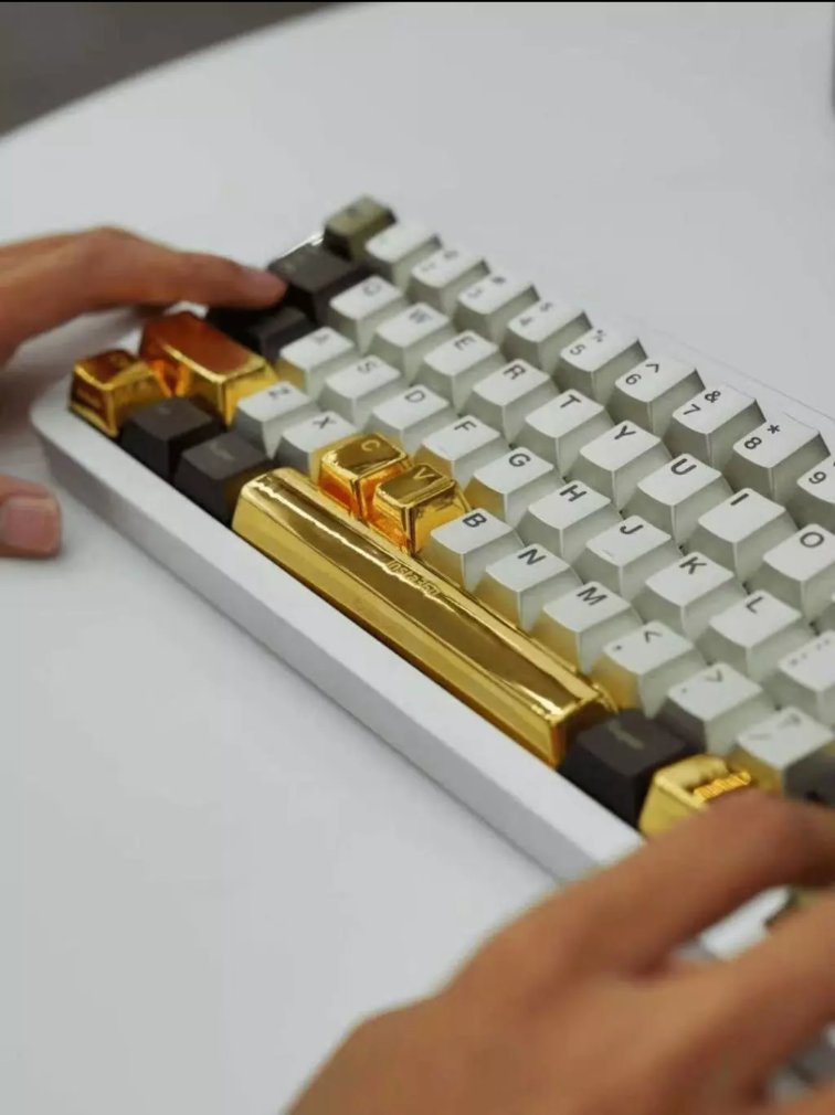 MomentumTrade12's tweet image. 🧑‍💻💎 A Chinese tech firm just gave out solid gold keycaps to its employees—top piece valued at ~$45,000! Talk about taking workplace rewards to a whole new level. 🛠️✨ #WorkPerks #TechRewards #Innovation