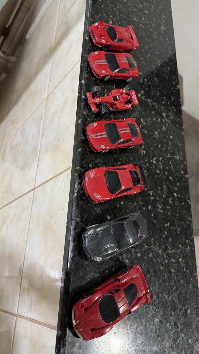 EulerMax1's tweet photo. A quase 10 anos atrás a @Shell fez essa promoção de carrinhos colecionáveis e dei a coleção inteira para o meu filho que hoje tem 15 anos e ele ainda tem os carrinhos, só perdeu um. E agora a @Shell faz outra promoção de carrinhos colecionáveis… https://t.co/oZ1ruVwBU4