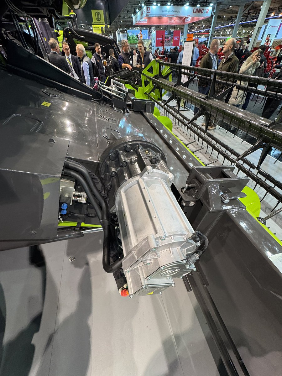 <a href="/Zoomliontech/">ZOOMLION</a> 🇨🇳 on show with a range of hybrid diesel electric drive tractors and a class-7 conventional straw-walker harvester. A few ‘familiar looking’ panels, but the diesel electric system is novel and offers an alternative to belts and hydraulics.