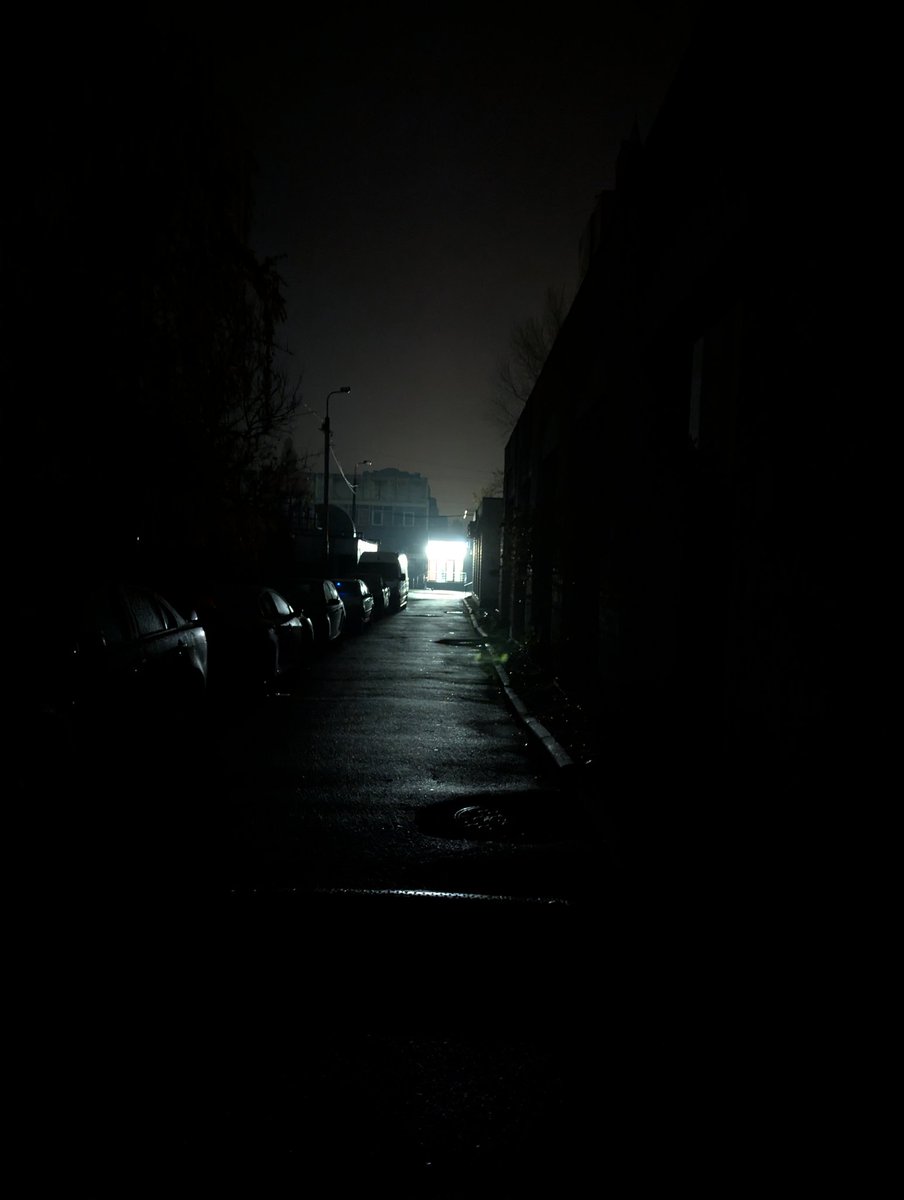 Коли місто погасло, і тільки пивний магаз показує, що у нього є квест для тебе