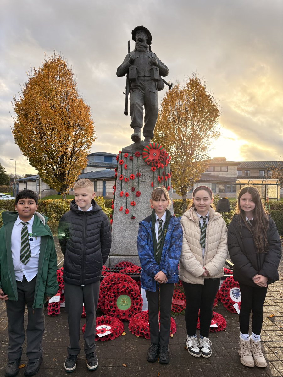 wlstnicholasps1's tweet image. We are very proud of our young people who represented our school in the Broxburn and Uphall Remembrance Day parade and service. Laying a wreath to pay tribute to those who lost their lives in conflict.

♥️

#communitystnics
#wewillrememberthem