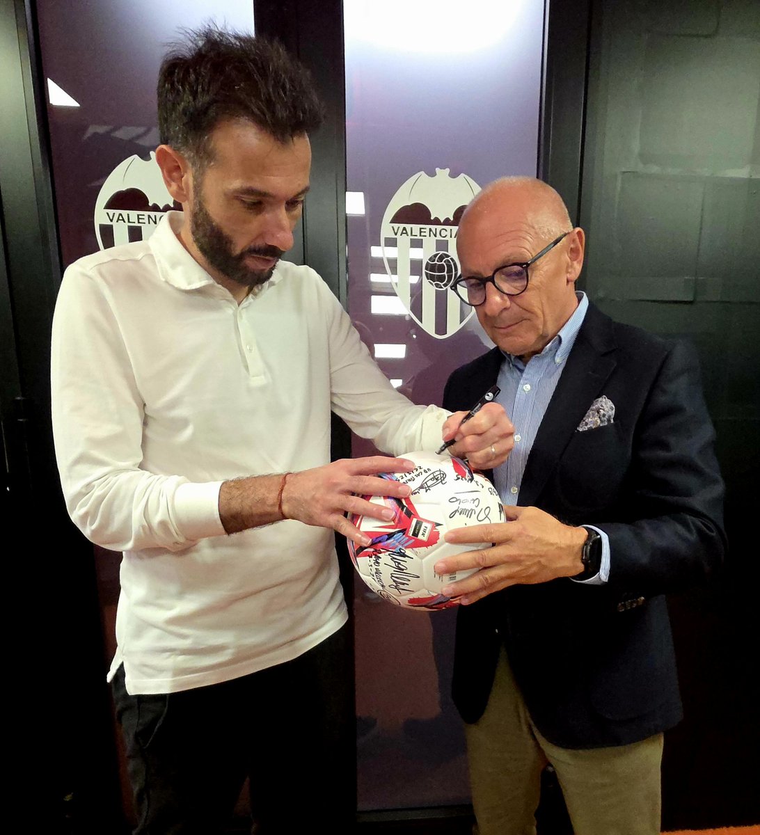 LiborSecka's tweet image. #PelotadeCorazón en #Valencia. El entrenador de @valenciacf @CarlosCorberan añadió su firma y apoyó así el  proyecto solidario llevado por @CzechEmbMadrid y @pocofrecuentes. El objetivo final es ayudar a la gente que sufre de enfermedades raras. 
Gracias @valenciacf!