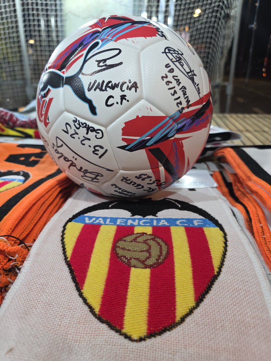LiborSecka's tweet image. #PelotadeCorazón en #Valencia. El entrenador de @valenciacf @CarlosCorberan añadió su firma y apoyó así el  proyecto solidario llevado por @CzechEmbMadrid y @pocofrecuentes. El objetivo final es ayudar a la gente que sufre de enfermedades raras. 
Gracias @valenciacf!