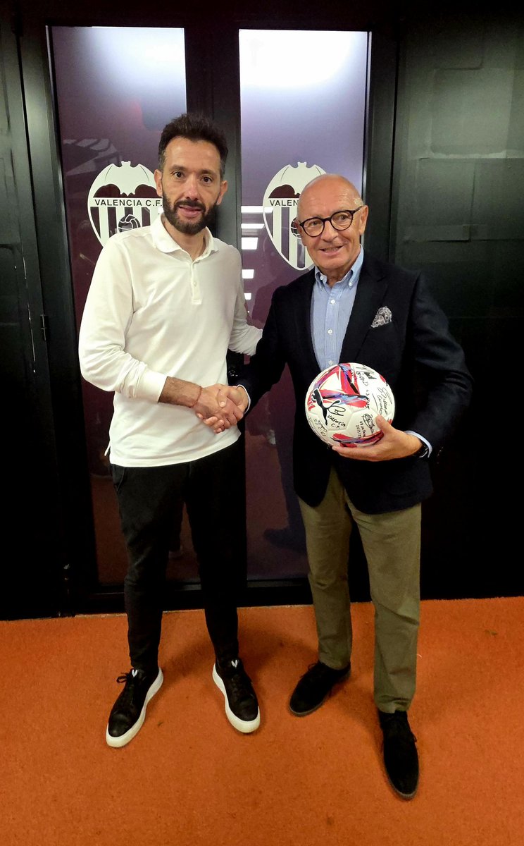 LiborSecka's tweet image. #PelotadeCorazón en #Valencia. El entrenador de @valenciacf @CarlosCorberan añadió su firma y apoyó así el  proyecto solidario llevado por @CzechEmbMadrid y @pocofrecuentes. El objetivo final es ayudar a la gente que sufre de enfermedades raras. 
Gracias @valenciacf!