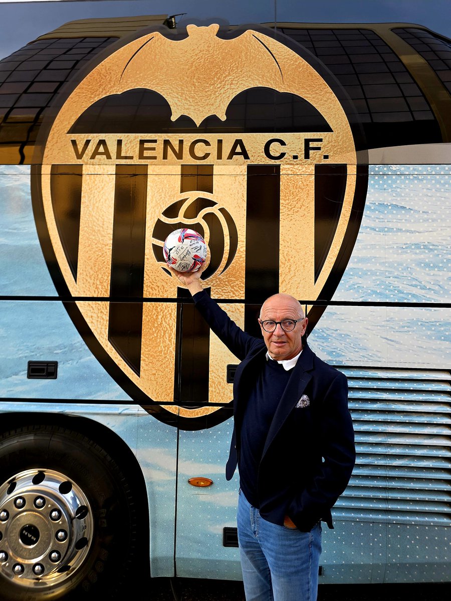 LiborSecka's tweet image. #PelotadeCorazón en #Valencia. El entrenador de @valenciacf @CarlosCorberan añadió su firma y apoyó así el  proyecto solidario llevado por @CzechEmbMadrid y @pocofrecuentes. El objetivo final es ayudar a la gente que sufre de enfermedades raras. 
Gracias @valenciacf!