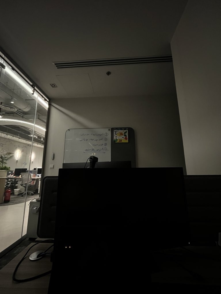 «رأيتُهُ بعد ليل الحرب مُنكسرًا،
يُحادثُ الظلَّ لا صحب ولا قَمَرُ 

يُطيل في لَوم شيءٍ لا يراهُ سِوى
عيْنٍ بها وجعُ الأمجادِ ينفَجِرُ

كأنّهُ يتلوى من سؤالِ دَمهِ: أأنتَ 
من كنتَ؟ أم ماذا جرى القدَرُ؟ 

في صمتِهِ صرخةً... في الدمع زلزلةً،
وفي خطاهُ خُطى من خانَهُ الظَّفَر»