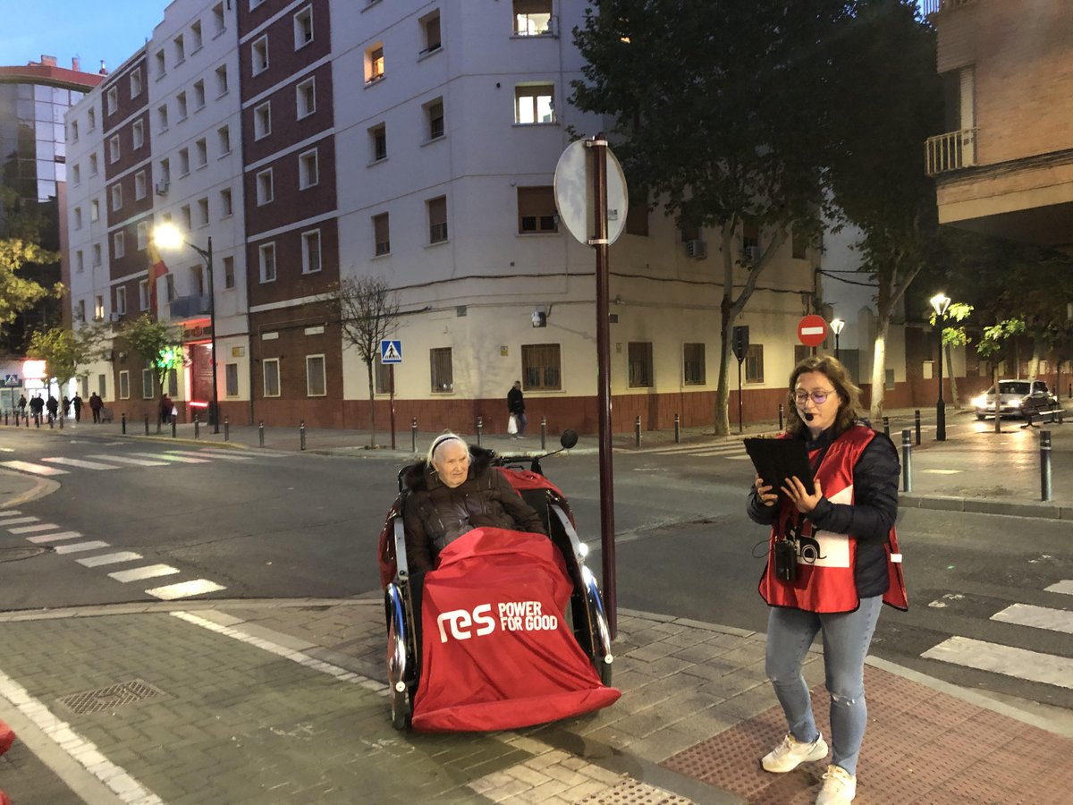 El martes, convertimos un paseo de la ONG <a href="/EBSEAlbacete/">En Bici Sin Edad - Albacete</a> en una clase de historia militar; a través de una selección de cinco paradas (Recinto Ferial, Cuartel de la Guardia Civil, Catedral, Pasaje de Lodares y Altozano), recordamos lo ocurrido en la ciudad durante la Guerra Civil.