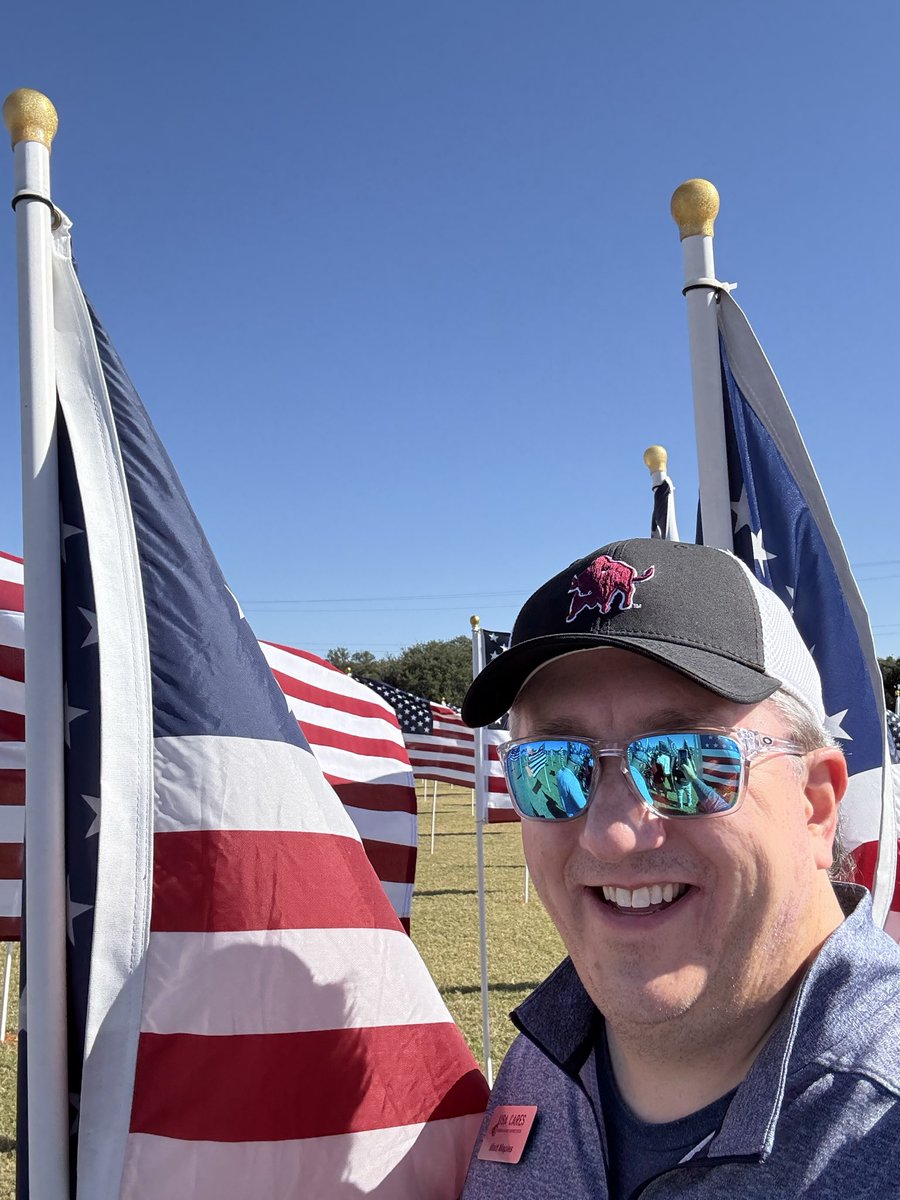 mattjmaples's tweet image. I carried a flag today at The Field of Honor event in Georgetown, Texas. Over 2,000 flags honor Active Duty and Veterans from all branches, as well as, our First Responders. It’s a great day to honor Veterans! 🫡 🇺🇸 

#veteran #veterans #families #famílies #families #USACares