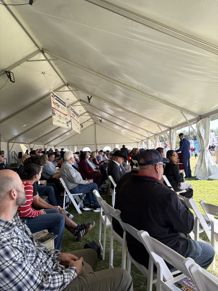 mattjmaples's tweet image. I carried a flag today at The Field of Honor event in Georgetown, Texas. Over 2,000 flags honor Active Duty and Veterans from all branches, as well as, our First Responders. It’s a great day to honor Veterans! 🫡 🇺🇸 

#veteran #veterans #families #famílies #families #USACares