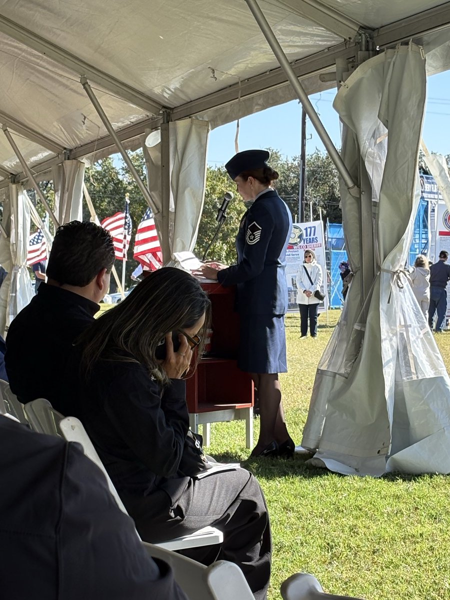 mattjmaples's tweet image. I carried a flag today at The Field of Honor event in Georgetown, Texas. Over 2,000 flags honor Active Duty and Veterans from all branches, as well as, our First Responders. It’s a great day to honor Veterans! 🫡 🇺🇸 

#veteran #veterans #families #famílies #families #USACares