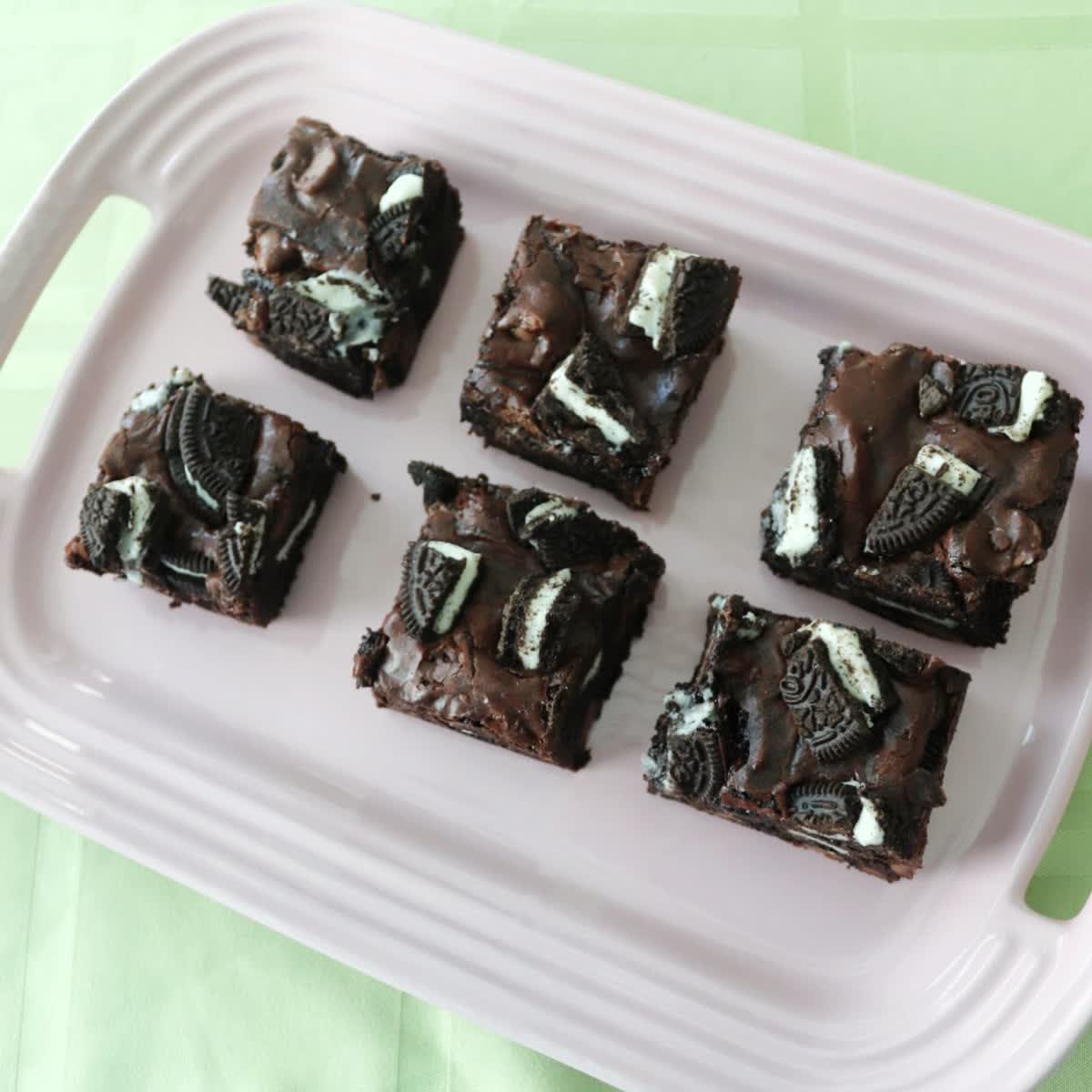 FamTable's tweet image. This Oreo Brownie Recipe is one you'll make on repeat!
Get the recipe: familyaroundthetable.com/oreo-brownie-r…
#oreobrownies #easyrecipes #kidfriendly