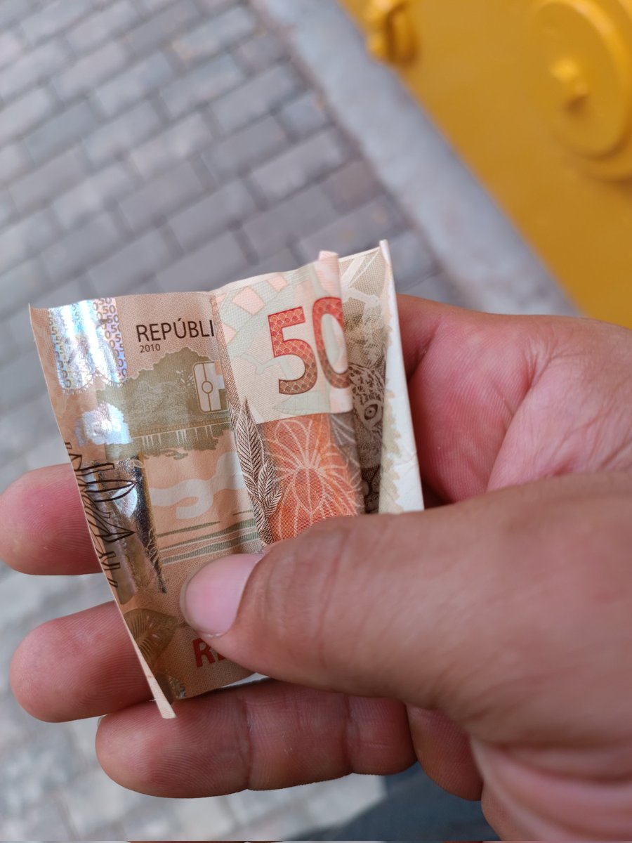 Hoje um casal de espanhóis me abordou ali perto da Presidente Vargas e me perguntou se eu era daqui e se eu conhecia a Doca e o Ver-o-Peso. Eu disse que sim e levei eles até lá e em retribuição eles me deram 50 R$! A COP nem bem começou e já tá movimentando a economia!
#COP30