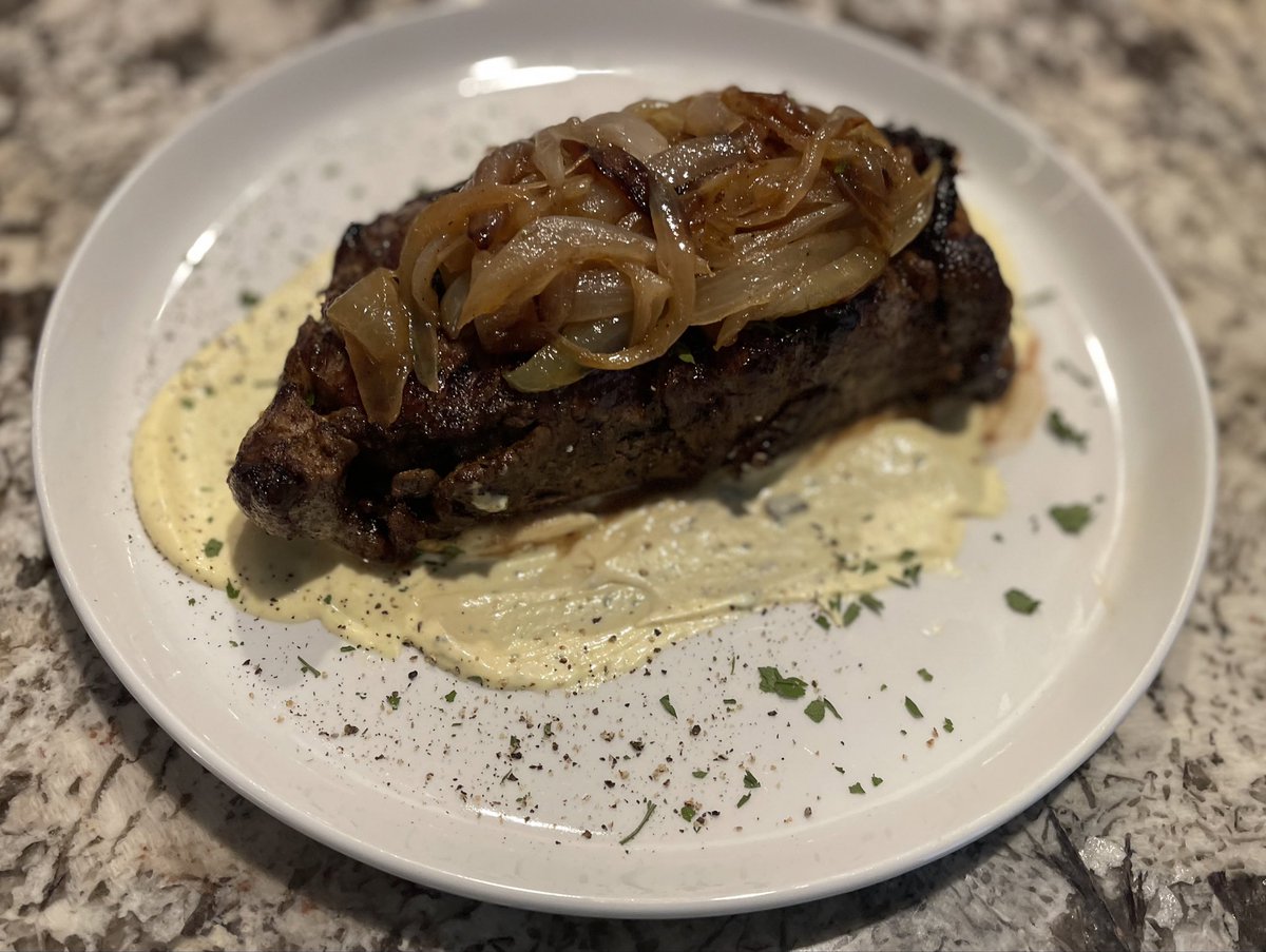 eaglesfilmstudy's tweet image. NYStrip W/Cast Iron Onions &amp;amp; 
some of my Weed Aioli 🔥🔥🔥
#Foodies #Edibles  #Steak