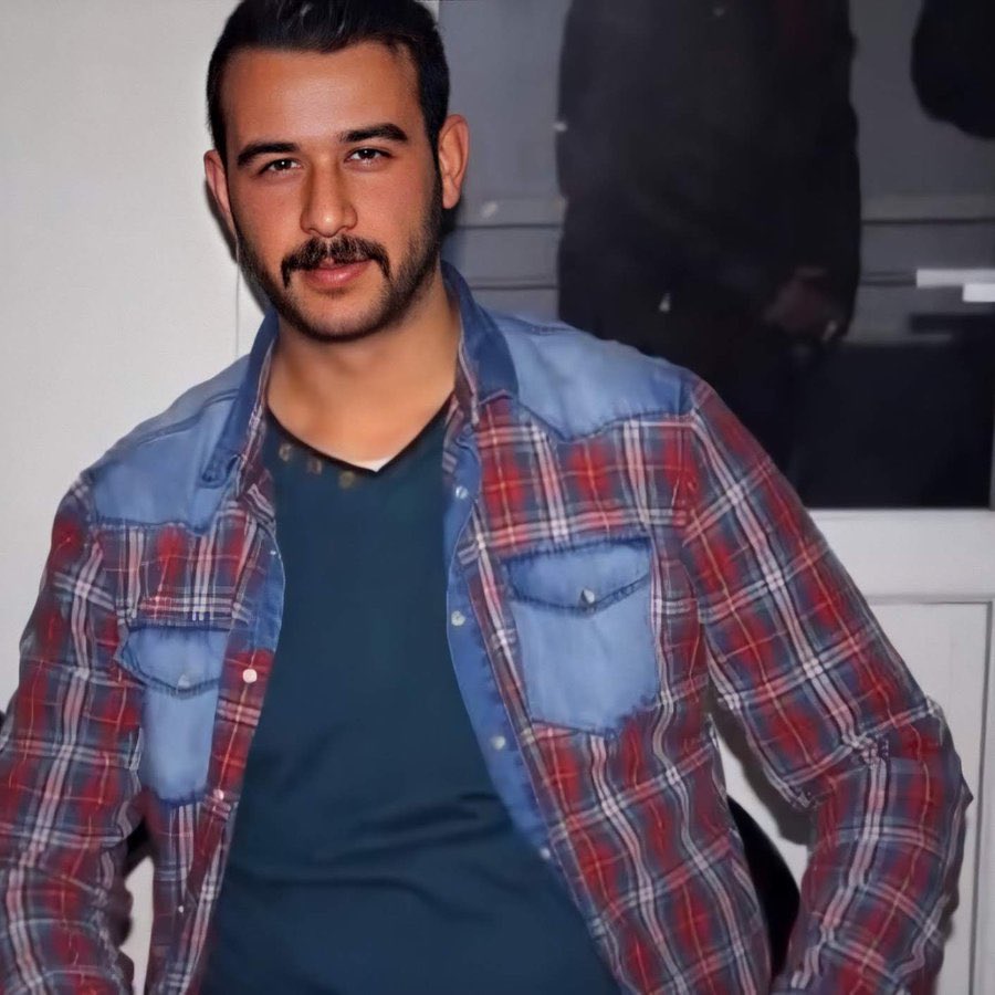 Bir yiğit ardından, 3914. gün.

Anadoludaki bozkurtların şanıydı,
Duruşu ile bu ülkenin yarınıydı.
Alparslan ile Melikşah'ın torunuydu,
Şehit Fırat Yılmaz ÇAKIROĞLU.

Unutma, unutturma.
#FıratYılmazÇakıroğlu