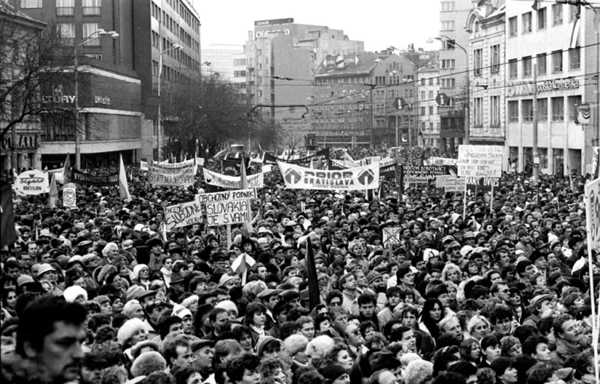 URDailyHistory's tweet image. 24 Nov 1989: The entire leadership of the Czechoslovakia #Communist Party resigns, making way for democracy. Just over two weeks before, the #Berlin Wall had come down. #freedom #ColdWar #History #OTD #ad amzn.to/35XeUQL