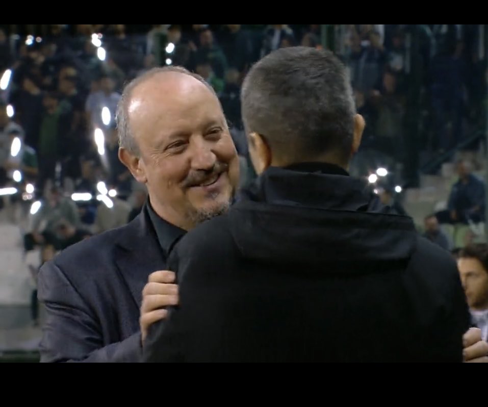 -Μην ξεχάσεις να πάρεις το πορτοφόλι σου. Σ’το άφησα στο κομοδίνο. 

#paofc #panathinaikos #paok ☘️