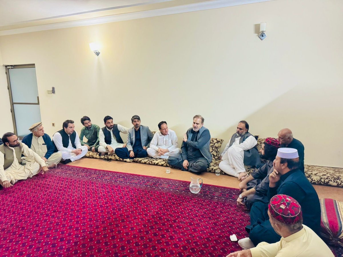 آج پاکستان تحریک انصاف کے وفد نے ایم این اے ارباب شیر علی خان، خورشید عالم ، قاسم علی شاہ جہانزیب لالا ، آصف بنگش اور میاں سیف اللہ دیگر ساتھیوں سمیت پشتون جرگہ کے رہنماؤں سے ملاقات کی۔ اس ملاقات میں وفد کو پشتونخواہ حکومت کی طرف سے 12 نومبر کو ہونے والے جرگے کی دعوت دی گئی۔