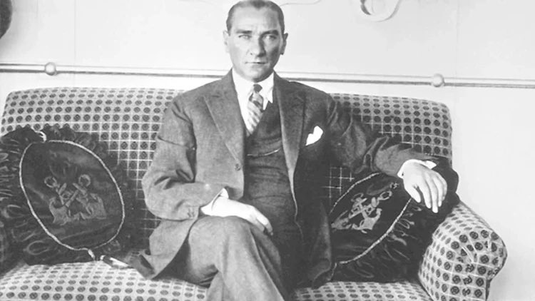 11 Savaş
24 Madalya
7 Nişan 
9 Kitap 
1 Cumhuriyet 

193∞