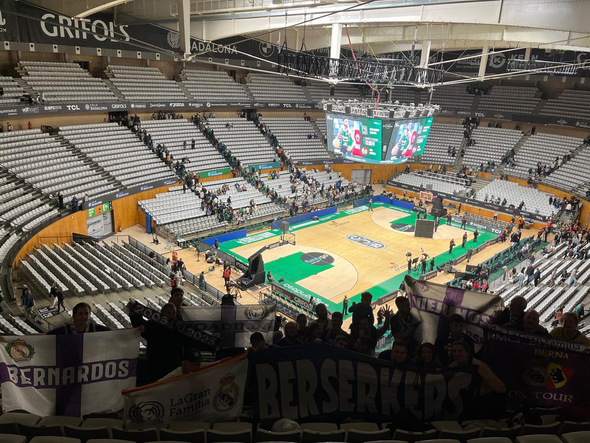 ¡Conseguimos la victoria en Badalona! Gran esfuerzo del equipo sacando dos victorias seguidas este fin de semana. Seguimos mejorando 💪🏻.

Y nosotros lo dimos todo otra vez. Algo más de 40 animando a muerte fuera de casa porque no concebimos otra forma de vivir nuestro madridismo