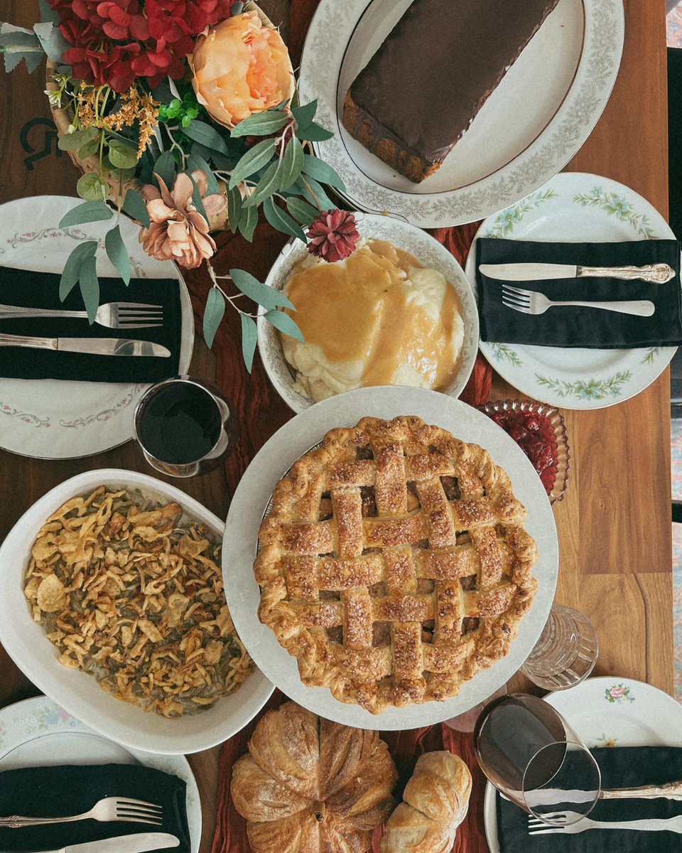 FreshOnTheMenu's tweet image. From seasonal side dishes and pies to the full Thanksgiving spread, restaurants and bakeries across South Carolina are making the holidays easier with pre-order options. Get your orders in soon! 

📸: Baguette Magic (Charleston)