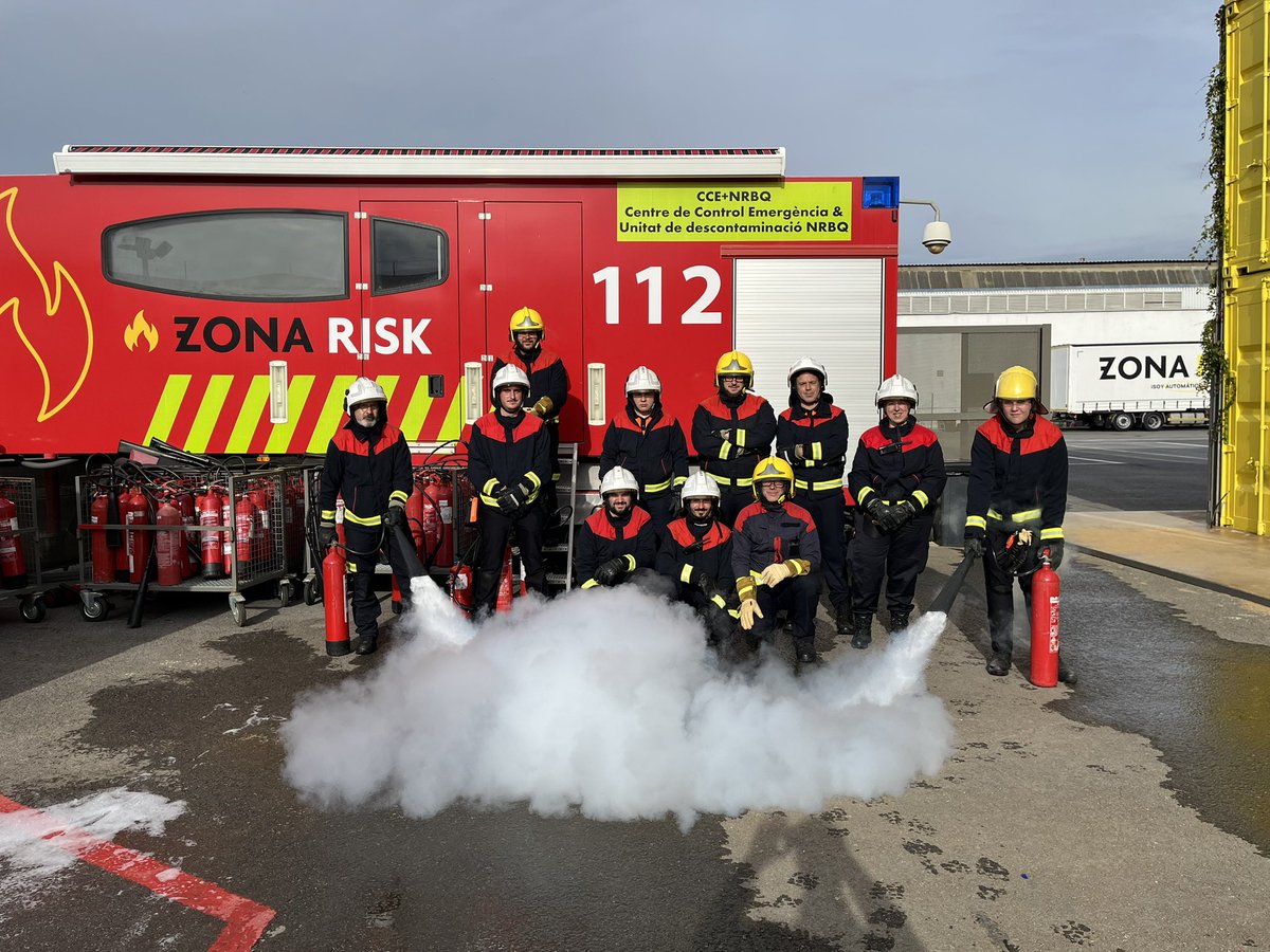 AdrianencaPC's tweet image. Semana formativa para la gent gran y nuestros voluntarios 💪. Además, servicio preventivo en el cambio de vara de la Hdad. Rociera de P. Alba y revisión de imbornales. ¡Seguimos trabajando por Sant Adrià! 🚒💧 #Voluntariado #ProtecciónCivil @AjSantAdria