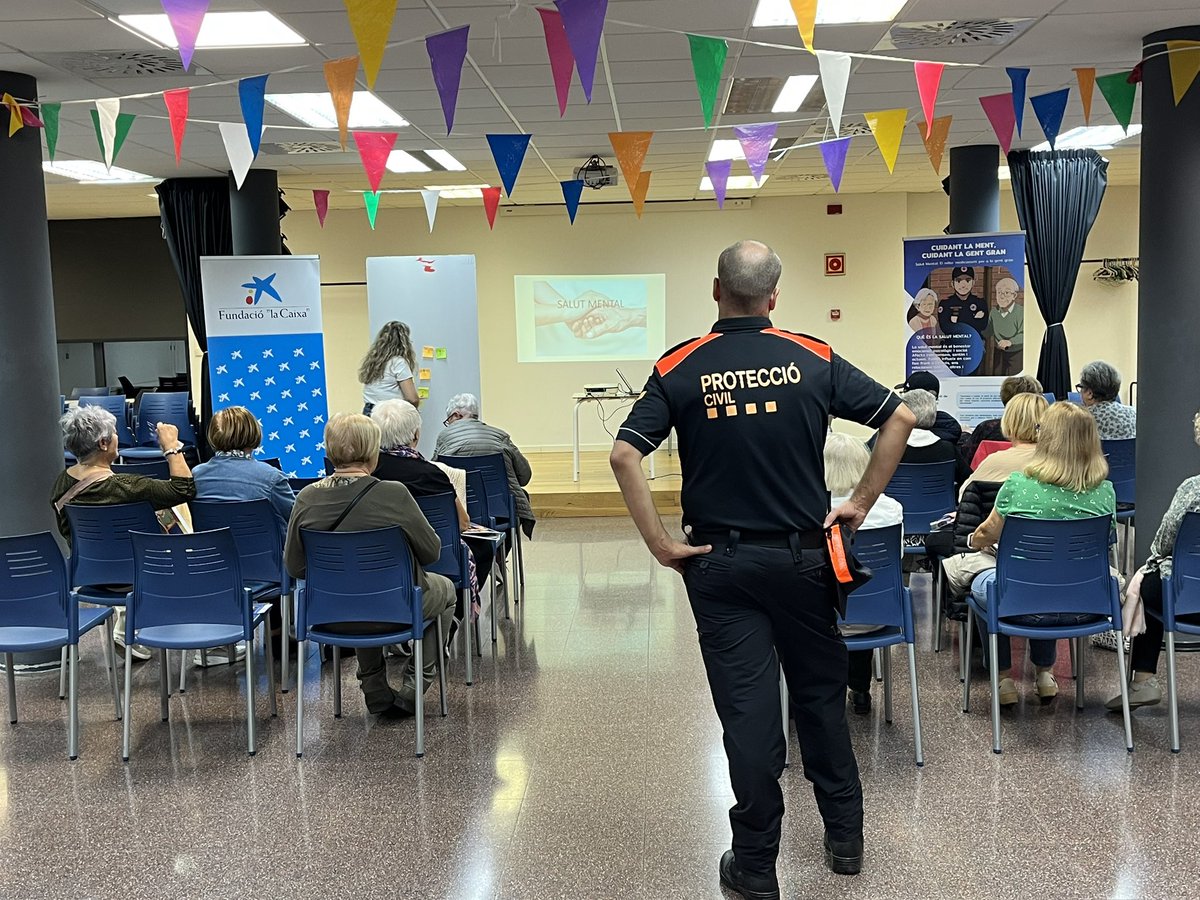 AdrianencaPC's tweet image. Semana formativa para la gent gran y nuestros voluntarios 💪. Además, servicio preventivo en el cambio de vara de la Hdad. Rociera de P. Alba y revisión de imbornales. ¡Seguimos trabajando por Sant Adrià! 🚒💧 #Voluntariado #ProtecciónCivil @AjSantAdria