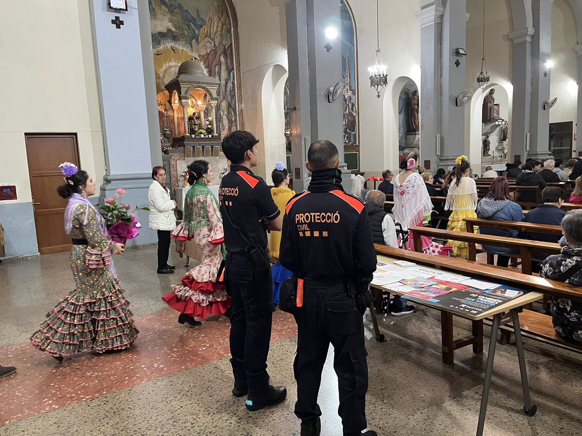 AdrianencaPC's tweet image. Semana formativa para la gent gran y nuestros voluntarios 💪. Además, servicio preventivo en el cambio de vara de la Hdad. Rociera de P. Alba y revisión de imbornales. ¡Seguimos trabajando por Sant Adrià! 🚒💧 #Voluntariado #ProtecciónCivil @AjSantAdria