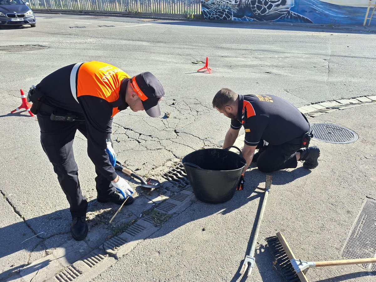 AdrianencaPC's tweet image. Semana formativa para la gent gran y nuestros voluntarios 💪. Además, servicio preventivo en el cambio de vara de la Hdad. Rociera de P. Alba y revisión de imbornales. ¡Seguimos trabajando por Sant Adrià! 🚒💧 #Voluntariado #ProtecciónCivil @AjSantAdria
