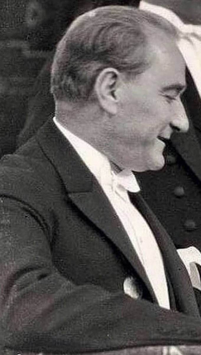 Herkes ölür; kimi toprağa karışır gider, kimi yüreklere gömülür yüzyıllarca var olur.
Sonsuza kadar... #atatürk