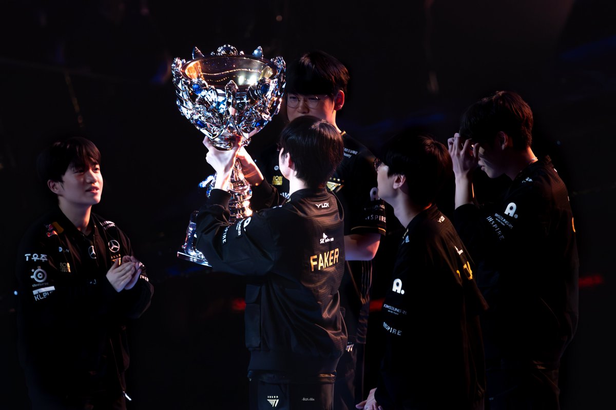 20251109 T1 VS KT  

𝘐, 𝘛𝘳𝘰𝘱𝘩𝘺, 𝘜𝘴

#Faker #페이커 #이상혁 #T1WIN #Worlds2025