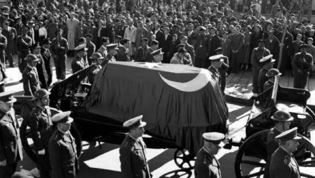 Üzülme çocuk herkes ölür, kimi toprağa kimi kalplere gömülür.

Özlem ve saygı ile. 
𝟏𝟖𝟖𝟏-𝟏𝟗𝟑∞