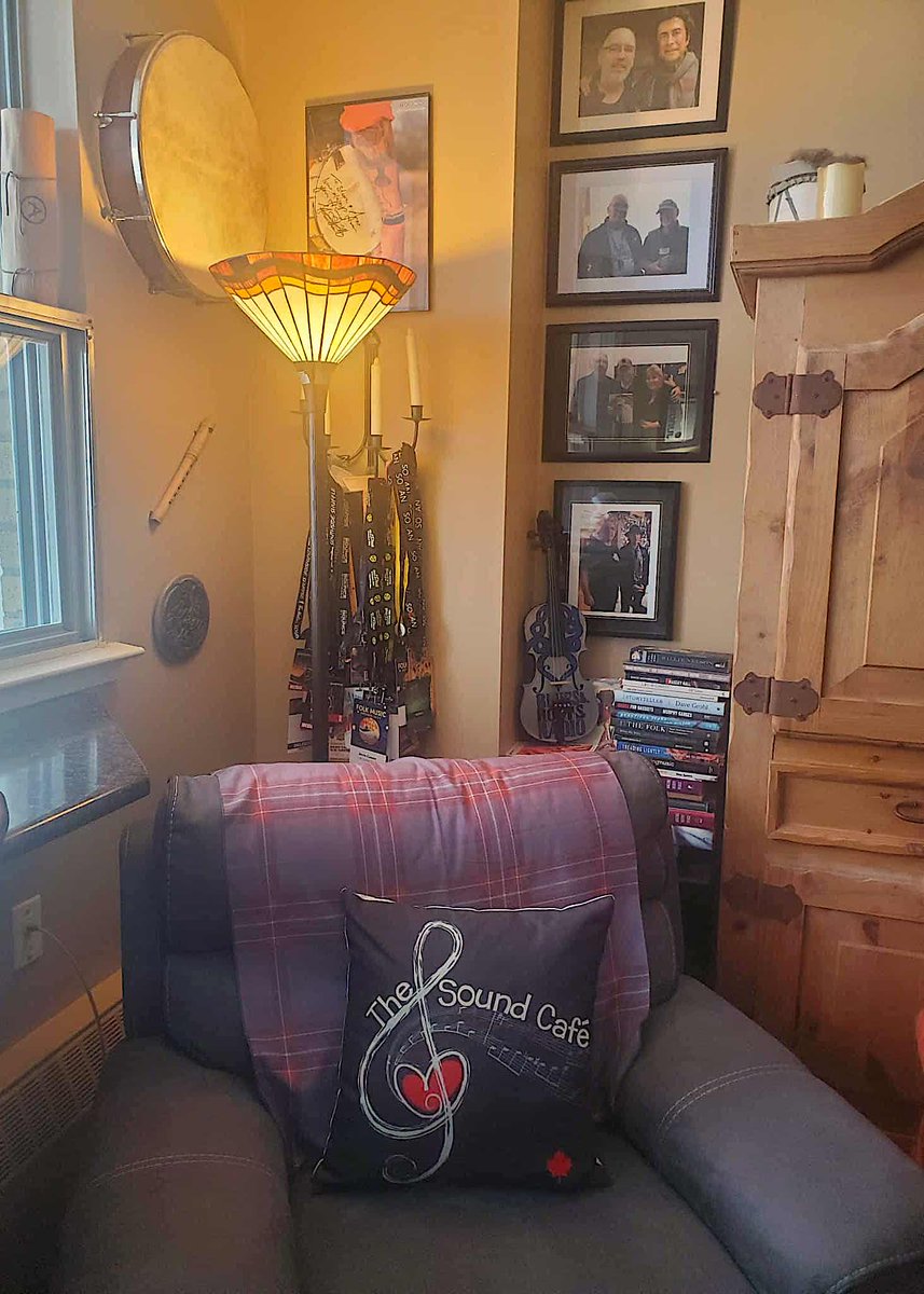 📚 My Reading Chair, My Inspiration 📚

I have a special chair at home where I love to sit, relax, and immerse myself in the experiences of others through books, stories, and conversations.

It’s in this quiet space that I find inspiration, new ideas, and motivation to excel !