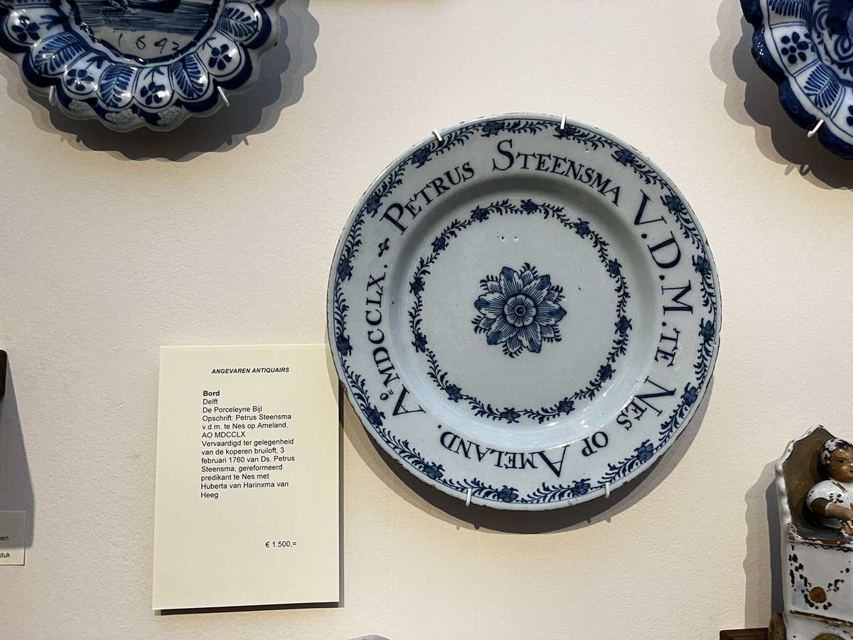 Bord Delft
De Porceleyne Bijl Opschrift: Petrus Steensma
v.d.m. te Nes op Ameland, AO MDCCLX Vervaardigd ter gelegenheid van de koperen bruiloft, 3 februari 1760 van Ds. Petrus Steensma, gereformeerd predikant te Nes met Huberta van Harinxma van Heeg <a href="/JacobRoep/">Jacob Roep</a>